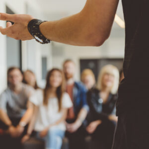 Talleres, seminarios y conferencias presenciales o virtuales